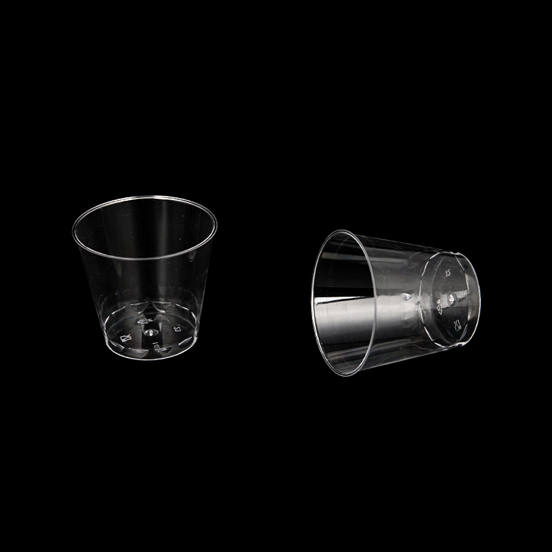 Transparenter Einweg-Kunststoffbecher aus Weinglas in Lebensmittelqualität